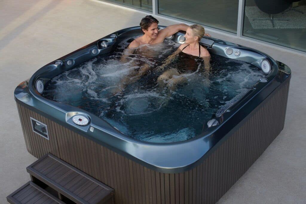 Jacuzzi Ultra Modern Pool & Patio